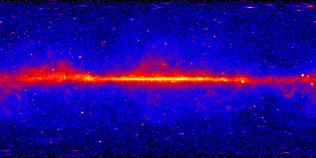 Mapa do céu observado pelo telescópio Fermi, com uma faixa brilhante e pontos coloridos.