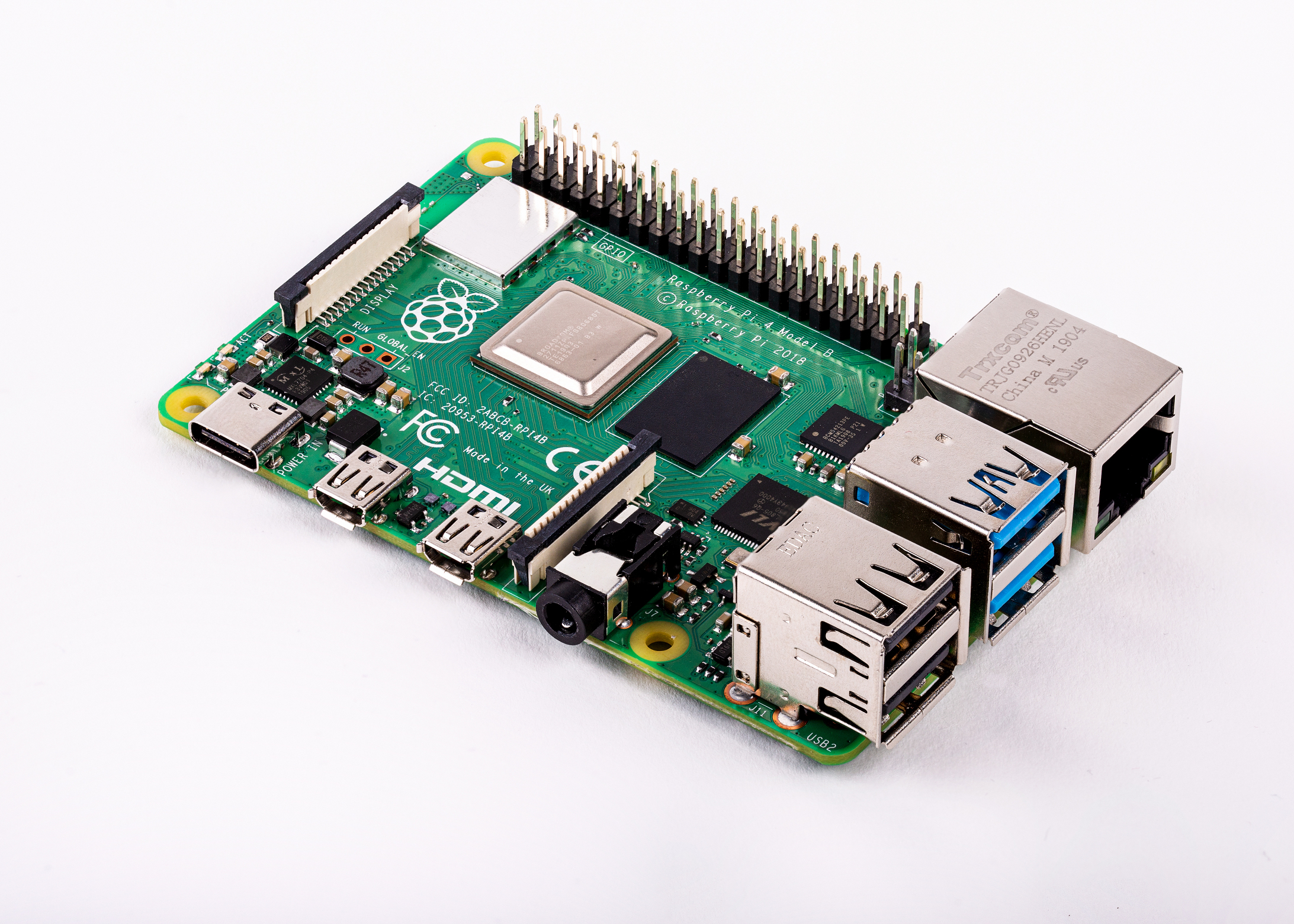 Placa Raspberry Pi 4 Model B vista em perspectiva, com GPIO, portas USB, Ethernet e duas saídas micro-HDMI.