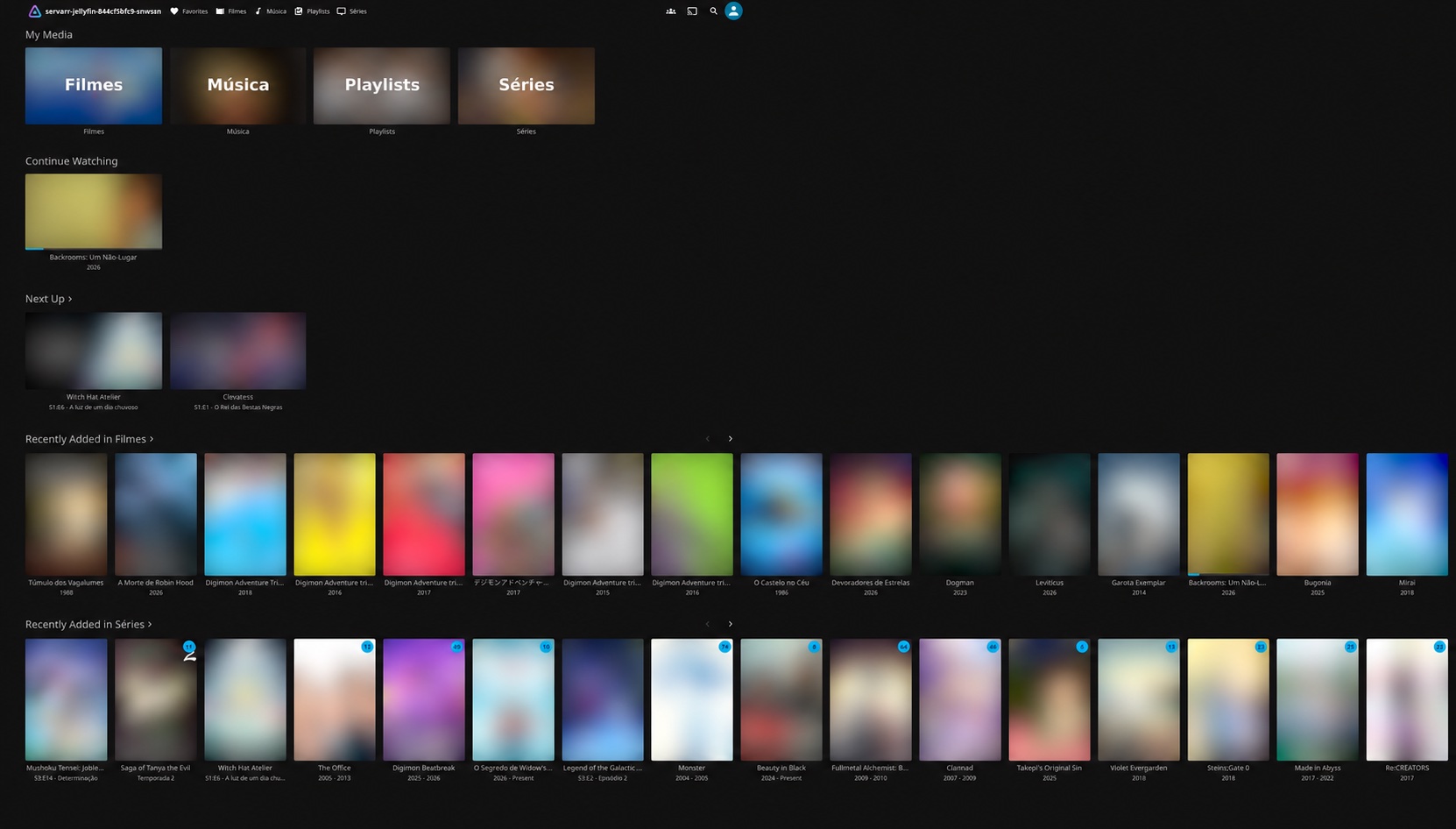 Página inicial do Jellyfin com categorias de mídia, itens em reprodução e adições recentes, com as capas desfocadas.