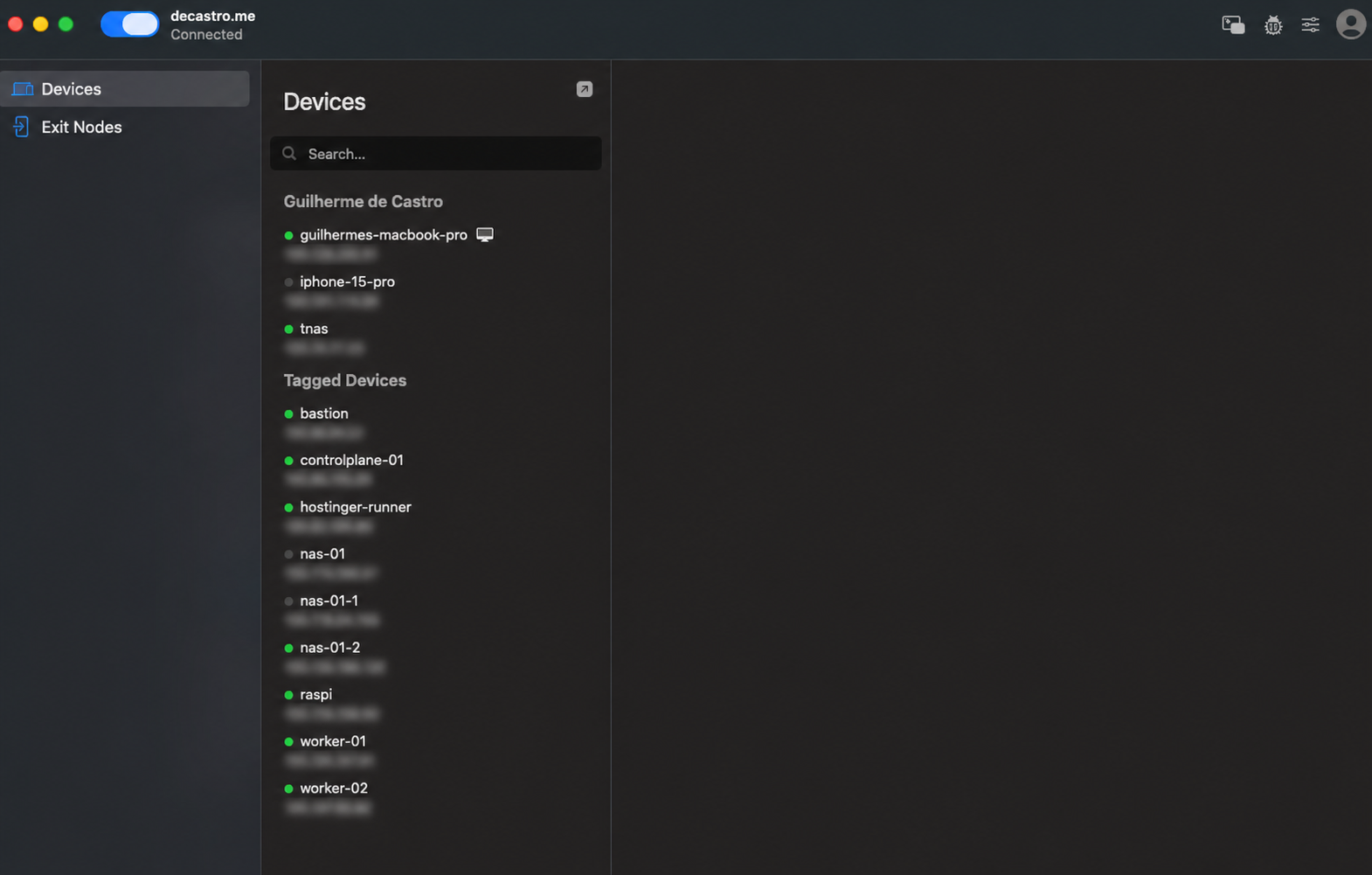 Cliente Tailscale com a lista de dispositivos da rede privada, indicadores de conexão e endereços IP desfocados.